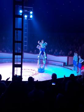 Artisten bei der Vorführung des Zirkus
